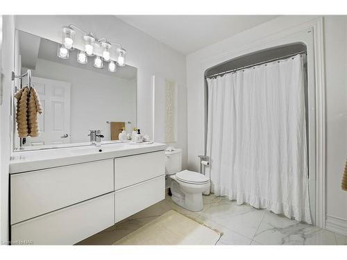8535 Kelsey Crescent, Niagara Falls, ON - Indoor Photo Showing Bathroom