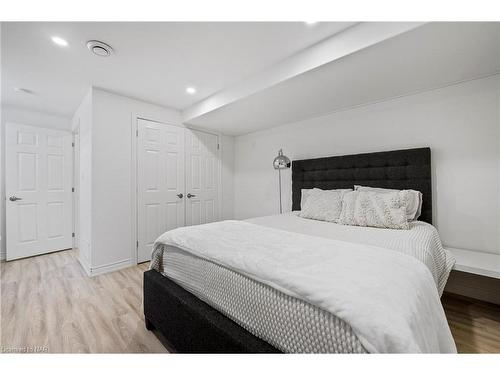 8535 Kelsey Crescent, Niagara Falls, ON - Indoor Photo Showing Bedroom