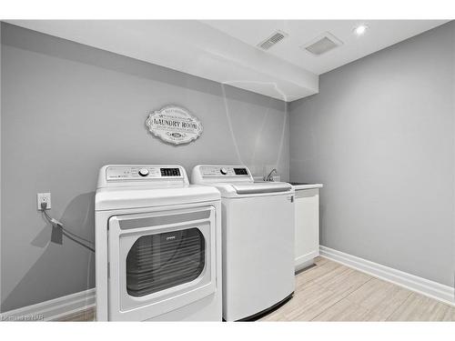 27 St Andrews Lane S, Niagara-On-The-Lake, ON - Indoor Photo Showing Laundry Room
