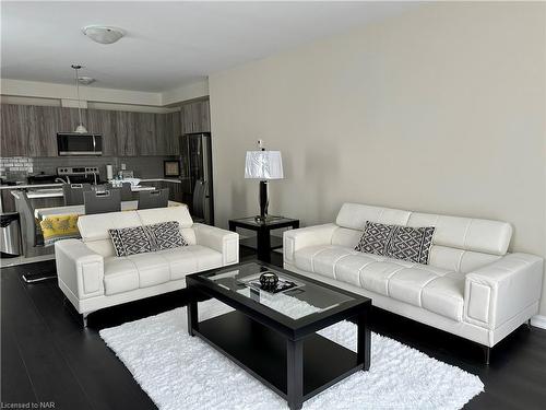 62-4311 Mann Street, Niagara Falls, ON - Indoor Photo Showing Living Room