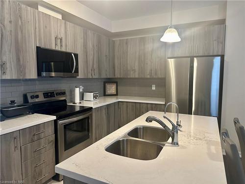 62-4311 Mann Street, Niagara Falls, ON - Indoor Photo Showing Kitchen With Double Sink With Upgraded Kitchen