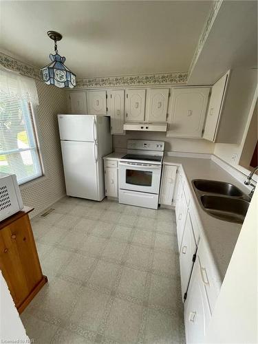 51-242 Lakeport Road, St. Catharines, ON - Indoor Photo Showing Kitchen With Double Sink