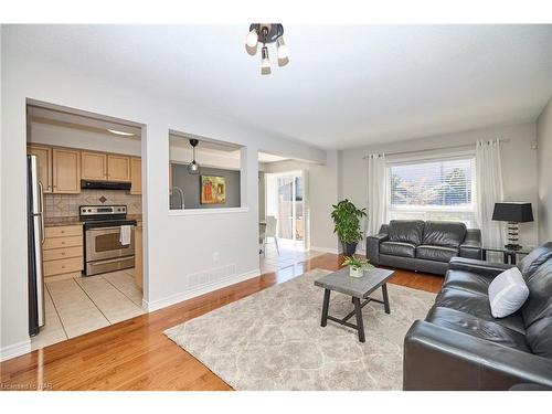 15 Ivybridge Drive, Stoney Creek, ON - Indoor Photo Showing Living Room