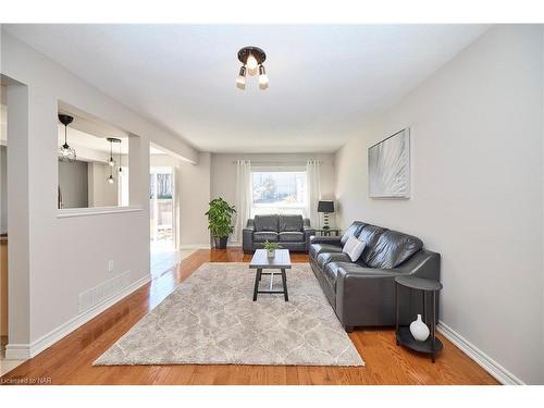 15 Ivybridge Drive, Stoney Creek, ON - Indoor Photo Showing Living Room