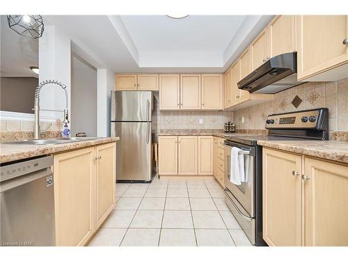 15 Ivybridge Drive, Stoney Creek, ON - Indoor Photo Showing Kitchen