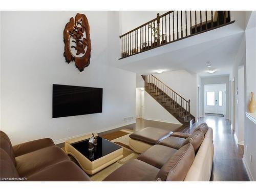 62 Buckley Terrace, Pelham, ON - Indoor Photo Showing Living Room