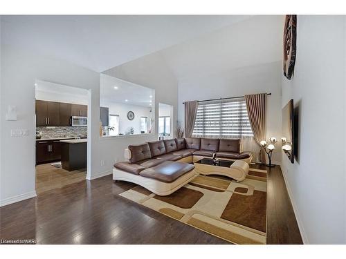 62 Buckley Terrace, Pelham, ON - Indoor Photo Showing Living Room