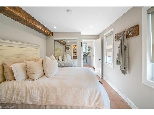 2913 Ridgemount Road, Fort Erie, ON - Indoor Photo Showing Bedroom