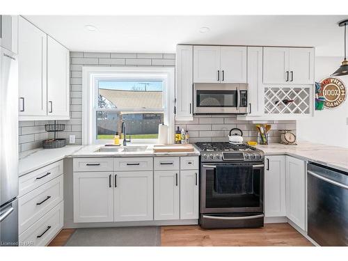2913 Ridgemount Road, Fort Erie, ON - Indoor Photo Showing Kitchen With Upgraded Kitchen