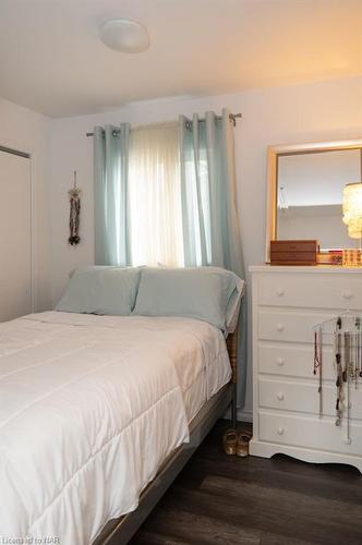 3828 Roxborough Avenue, Fort Erie, ON - Indoor Photo Showing Bedroom