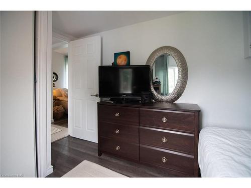 3828 Roxborough Avenue, Fort Erie, ON - Indoor Photo Showing Bedroom