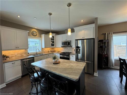 8 Moes Crescent, St. Catharines, ON - Indoor Photo Showing Kitchen With Double Sink