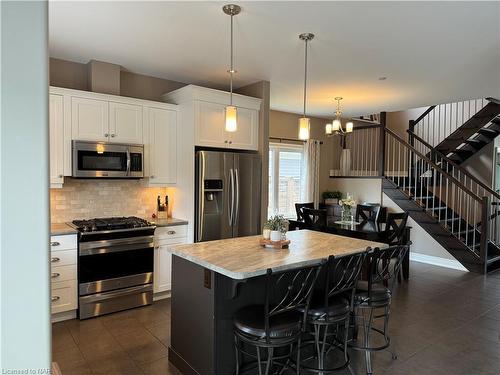 8 Moes Crescent, St. Catharines, ON - Indoor Photo Showing Kitchen With Upgraded Kitchen