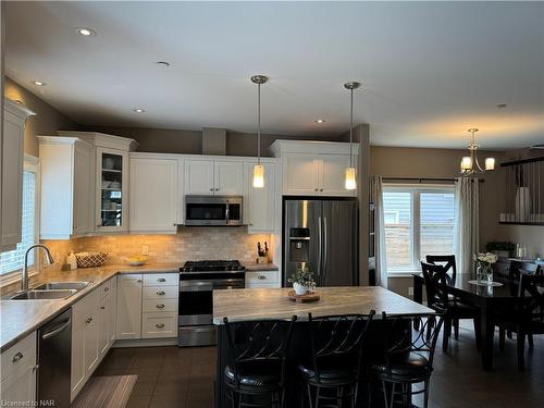 8 Moes Crescent, St. Catharines, ON - Indoor Photo Showing Kitchen With Double Sink With Upgraded Kitchen