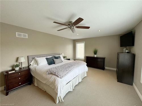 8 Moes Crescent, St. Catharines, ON - Indoor Photo Showing Bedroom