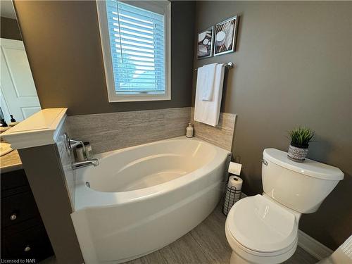 8 Moes Crescent, St. Catharines, ON - Indoor Photo Showing Bathroom