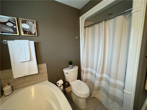 8 Moes Crescent, St. Catharines, ON - Indoor Photo Showing Bathroom