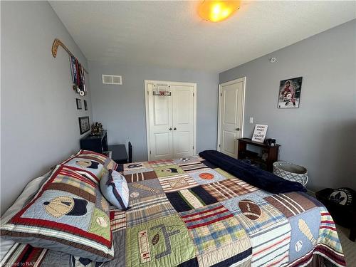 8 Moes Crescent, St. Catharines, ON - Indoor Photo Showing Bedroom