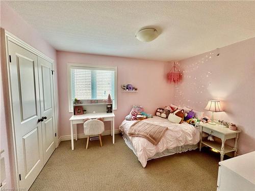 8 Moes Crescent, St. Catharines, ON - Indoor Photo Showing Bedroom