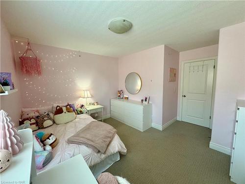 8 Moes Crescent, St. Catharines, ON - Indoor Photo Showing Bedroom