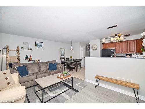 4-6263 Valley Way, Niagara Falls, ON - Indoor Photo Showing Living Room