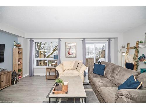 4-6263 Valley Way, Niagara Falls, ON - Indoor Photo Showing Living Room