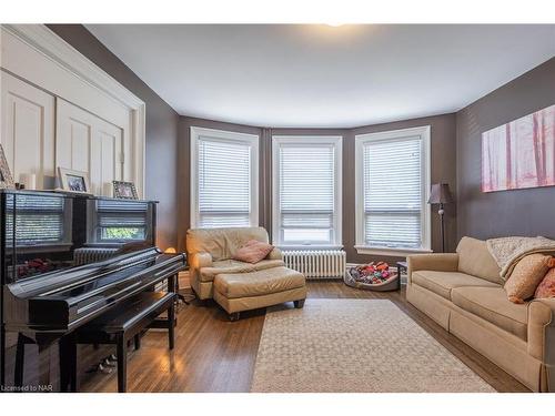 103 Maple Street, St. Catharines, ON - Indoor Photo Showing Living Room