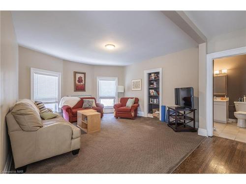 103 Maple Street, St. Catharines, ON - Indoor Photo Showing Living Room