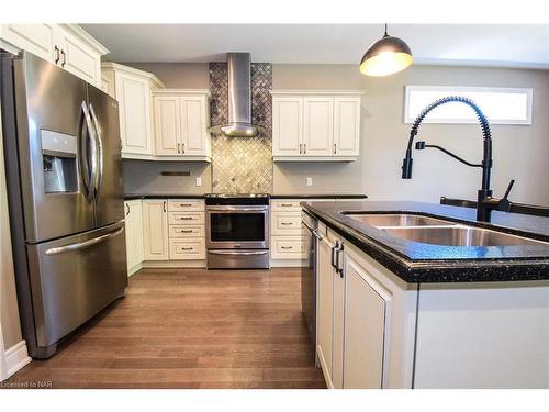 3990 Village Creek Drive, Stevensville, ON - Indoor Photo Showing Kitchen With Double Sink