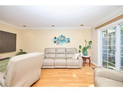 595 Daytona Drive, Fort Erie, ON - Indoor Photo Showing Living Room