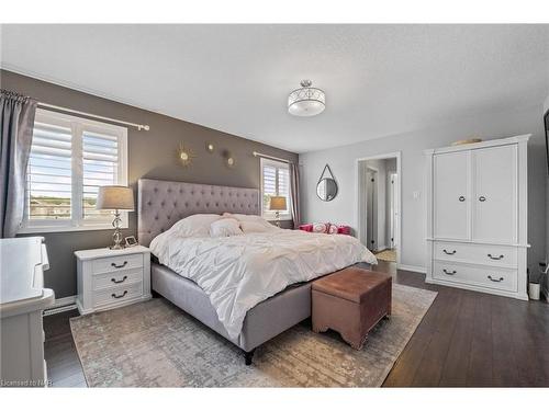 8849 Dogwood Crescent, Niagara Falls, ON - Indoor Photo Showing Bedroom