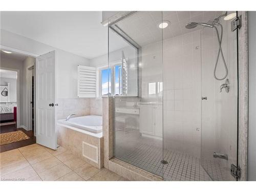 8849 Dogwood Crescent, Niagara Falls, ON - Indoor Photo Showing Bathroom