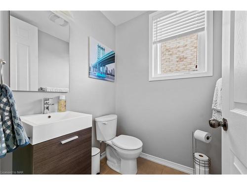 8849 Dogwood Crescent, Niagara Falls, ON - Indoor Photo Showing Bathroom