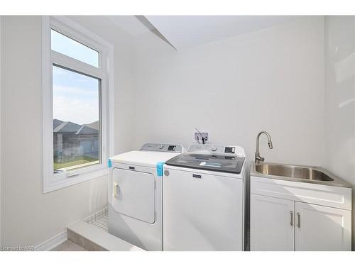 237 Shoreview Drive, Welland, ON - Indoor Photo Showing Laundry Room