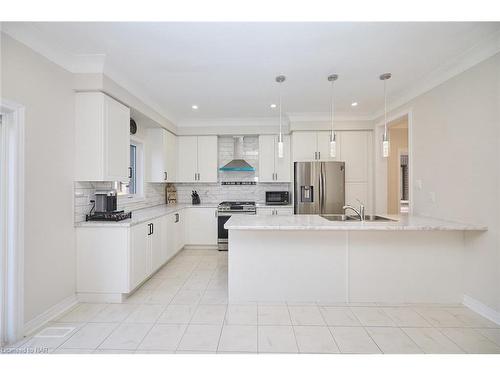 237 Shoreview Drive, Welland, ON - Indoor Photo Showing Kitchen With Double Sink With Upgraded Kitchen