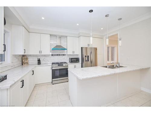 237 Shoreview Drive, Welland, ON - Indoor Photo Showing Kitchen With Stainless Steel Kitchen With Double Sink With Upgraded Kitchen