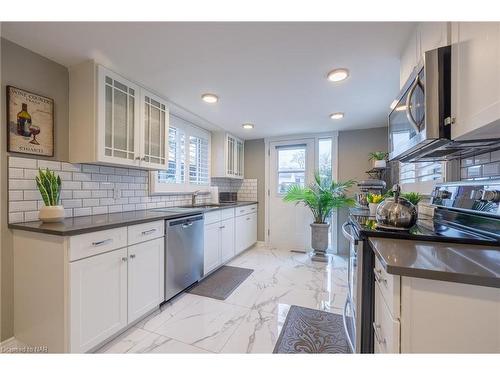 50 Millbridge Crescent, Fonthill, ON - Indoor Photo Showing Kitchen