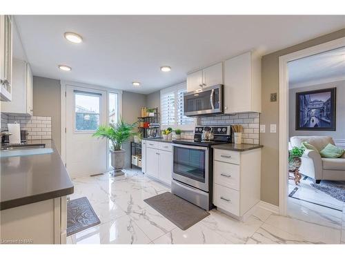 50 Millbridge Crescent, Fonthill, ON - Indoor Photo Showing Kitchen