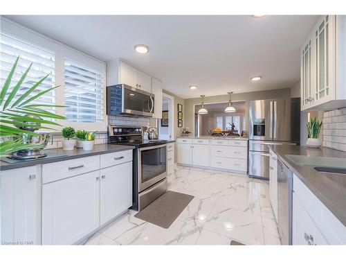 50 Millbridge Crescent, Fonthill, ON - Indoor Photo Showing Kitchen With Double Sink