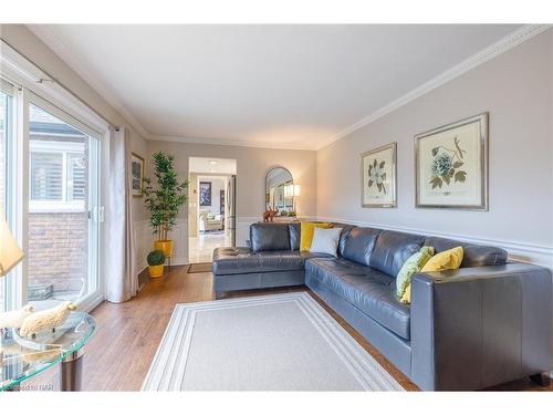 50 Millbridge Crescent, Fonthill, ON - Indoor Photo Showing Living Room