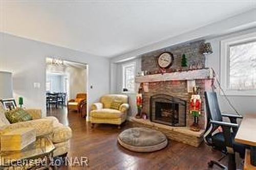 2850 Thunder Bay Road, Fort Erie, ON - Indoor Photo Showing Living Room With Fireplace