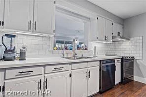 2850 Thunder Bay Road, Fort Erie, ON - Indoor Photo Showing Kitchen With Double Sink With Upgraded Kitchen