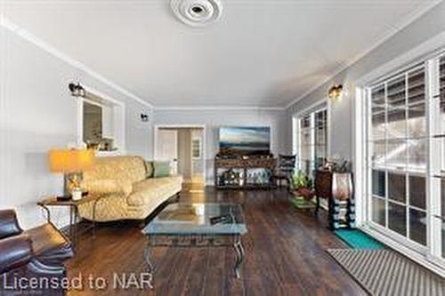 2850 Thunder Bay Road, Fort Erie, ON - Indoor Photo Showing Living Room