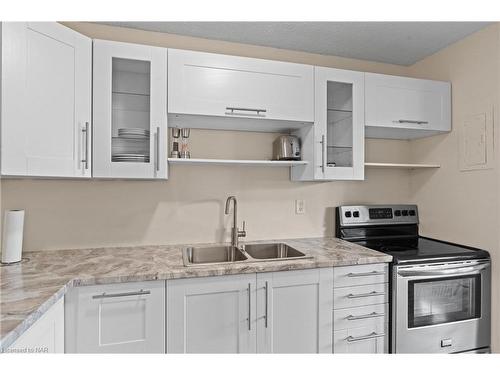 505-365 Geneva Street, St. Catharines, ON - Indoor Photo Showing Kitchen With Double Sink With Upgraded Kitchen