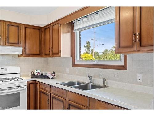 58 Wiltshire Boulevard, Welland, ON - Indoor Photo Showing Kitchen With Double Sink