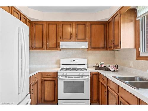 58 Wiltshire Boulevard, Welland, ON - Indoor Photo Showing Kitchen With Double Sink