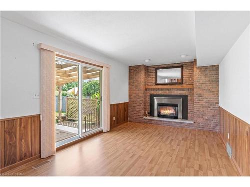 58 Wiltshire Boulevard, Welland, ON - Indoor Photo Showing Living Room With Fireplace