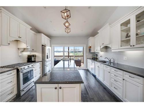 9428 Hendershot Boulevard, Niagara Falls, ON - Indoor Photo Showing Kitchen With Stainless Steel Kitchen With Upgraded Kitchen