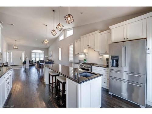 9428 Hendershot Boulevard, Niagara Falls, ON - Indoor Photo Showing Kitchen With Stainless Steel Kitchen With Upgraded Kitchen