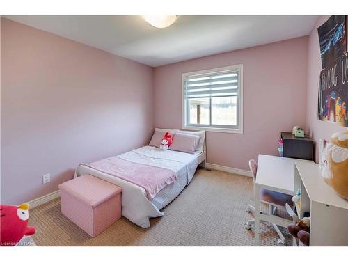 9428 Hendershot Boulevard, Niagara Falls, ON - Indoor Photo Showing Bedroom